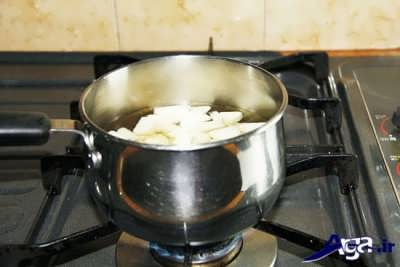 ریختن گلابی ها در درون شربت 