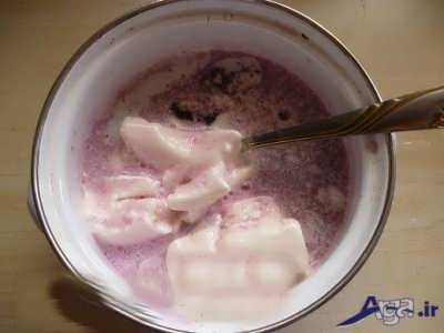 ریختن بستنی وانیلی در پودر ژله 