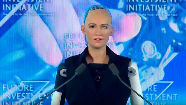 "سوفیا " ربات معروف با کریستیانو رونالدو دیدار کرد + فیلم