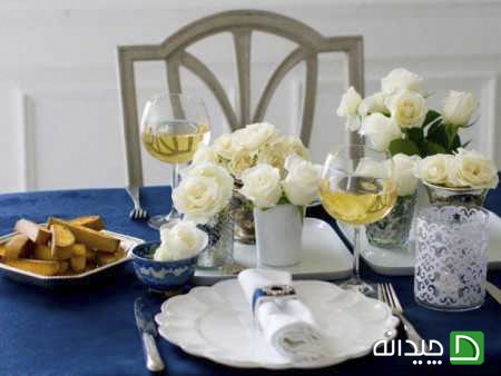 تزیین میز شام دو نفره با رنگ سفید و آبی