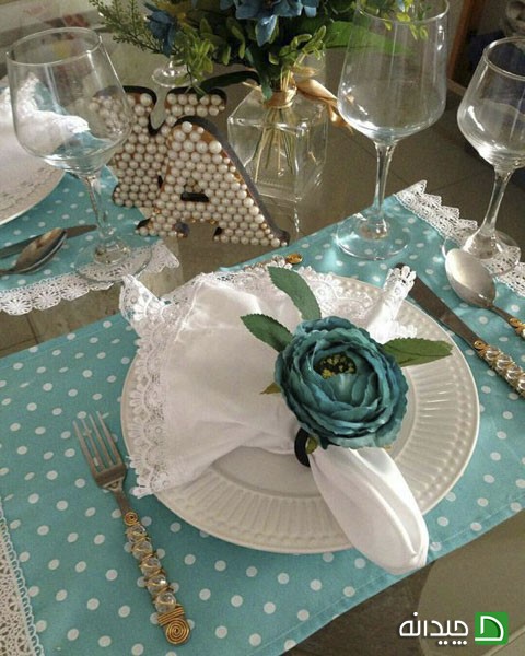 تزیین میز شام دو نفره با رنگ سفید و آبی