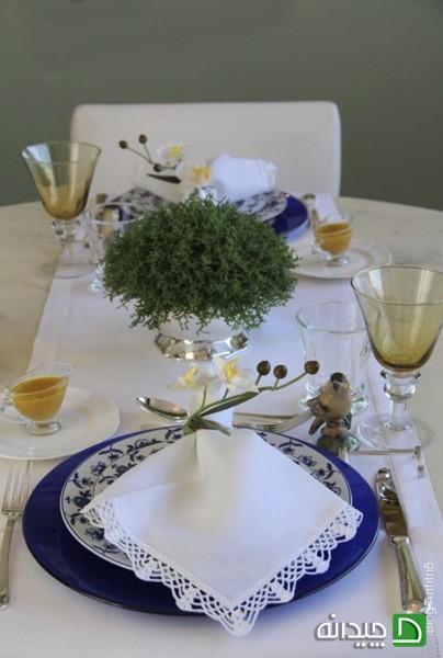 تزیین میز شام دو نفره با رنگ آبی و سفید
