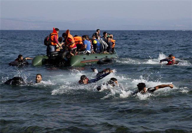 غرق شدن قایق پناهجویان در سواحل یونان؛دستکم 14 نفر جان باختند
