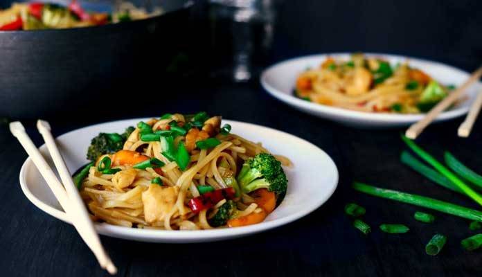 آشپزی با مرغ؛ طرز تهیه خوراک نودل با مرغ و سبزیجات
