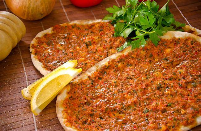 لحم عجون (Lahmacun)