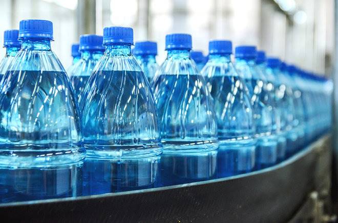 آیا باید نگران ریز ذرات پلاستیکی در آب آشامیدنی باشیم؟