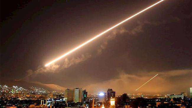 حمله موشکی به پایگاه الشعیرات در استان حمص/پدافند هوایی سوریه موشک‌ها را رهگیری کرد