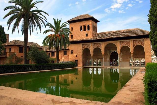 مسجد الحمرا Alhambra و باغ های ژنرالیف Generalife در گرانادا