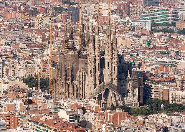 کلیسای ساگرادا فامیلیا Sagrada Familia و سایر بناهای خلق شده توسط گائودی Gaudi در بارسلونا