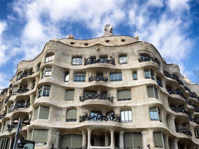 بنای کاسا میلا Casa Milà در بارسلونا