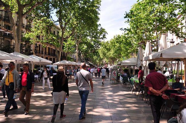 نمایی دیگر از خیابان مشهور لارامبلا La Rambla در بارسلونا