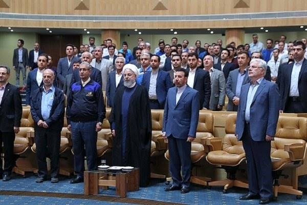 روحانی از کارگران و واحدهای کار نمونه کشوری تقدیر کرد