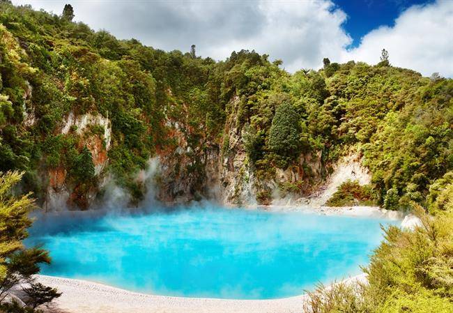 دریاچه Inferno Crater در نیوزیلند