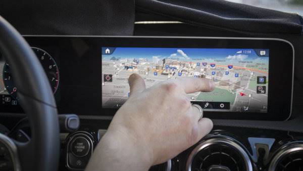 04-mercedes-benz-user-experience-cockpit-revolution