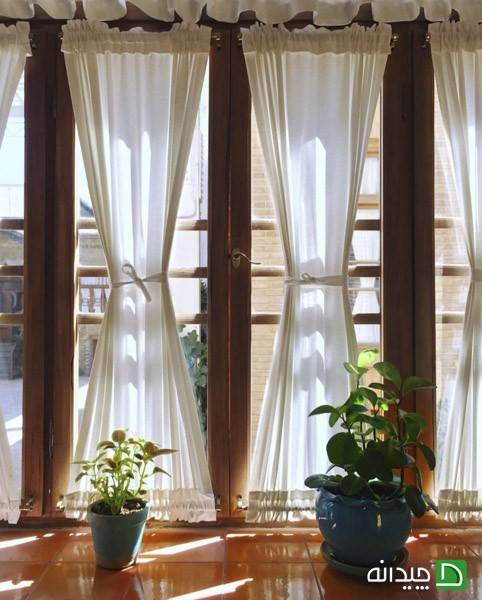 تزیین پنجره با پرده و گلدان
