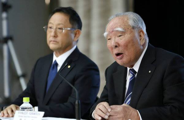 Osamu Suzuki, chairman of Suzuki Motor Corp., right, and Akio Toyoda,