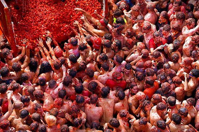 لا توماتینا La Tomatina در بونوئل (سی ام آگوست، هشتم شهریور)