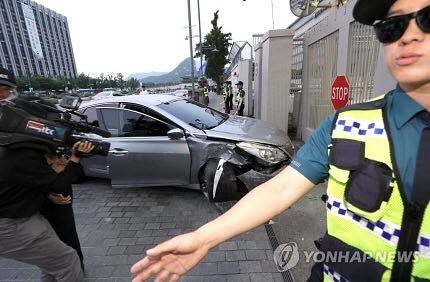 حمله یک خودرو به ورودی سفارت آمریکا در کره جنوبی/پلیس یک مظنون را دستگیر کرد