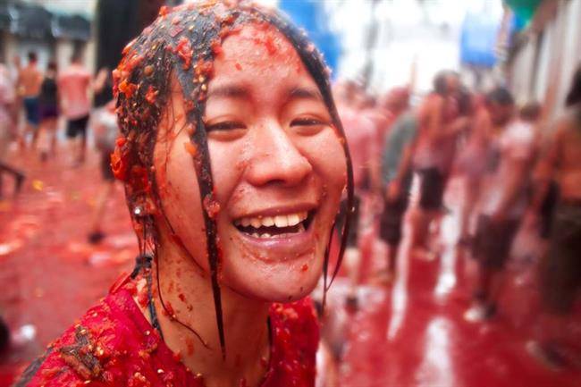 فستیوال La Tomatina یا جنگ پرتاب گوجه فرنگی 