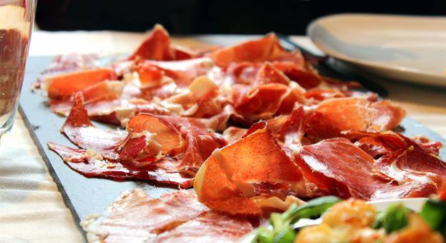 یک بشقاب jamon iberico 