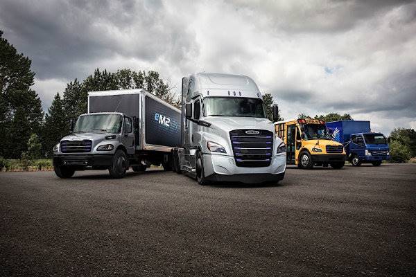 daimler-shows-off-two-new-electric-freightliner-trucks-for-the-us_1