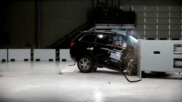 Passenger-side tests of midsize SUVs reveal some major flaws - IIHS News 2