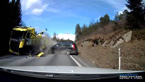 BRUTAL HEAD-ON TRUCK COLLISION SHOWS VOLVOS ARE AMAZINGLY SAFE (3)