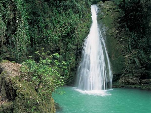 نمایی از یک آبشار زیبا در کشورمان