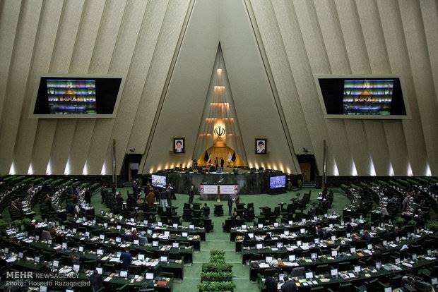 مجلس با فوریت بررسی لایحه تفکیک وزارتخانه‌ها مخالفت کرد