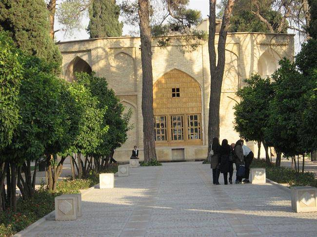 عمارتی با صفا میان باغ جهان نمای شیراز