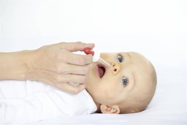 باز و تمیز کردن سوراخ بینی نوزاد سرماخورده