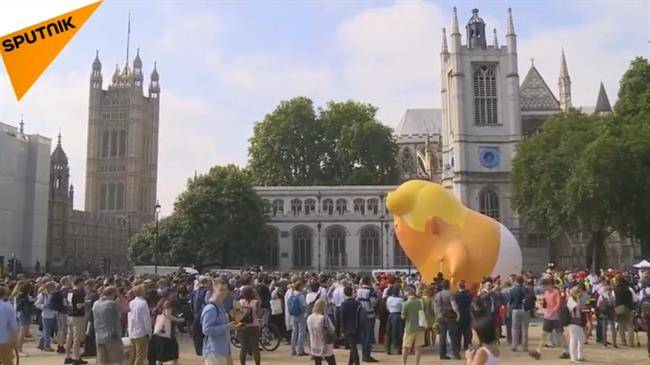 تظاهرات گسترده ضد ترامپ در 60 شهر انگلیس/بالون تمسخر‌آمیز ترامپ در آسمان لندن به پرواز درآمد/تدابیر شدید امنیتی و استقرار 4 هزار نیروی پلیس در لندن+تصاویر