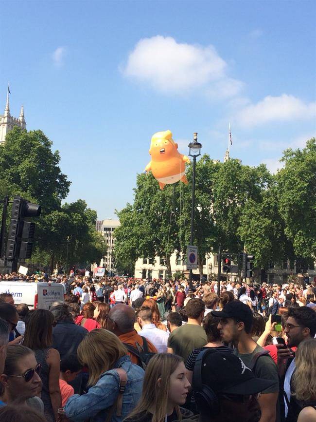 تظاهرات گسترده ضد ترامپ در 60 شهر انگلیس/بالون تمسخر‌آمیز ترامپ در آسمان لندن به پرواز درآمد/تدابیر شدید امنیتی و استقرار 4 هزار نیروی پلیس در لندن+تصاویر