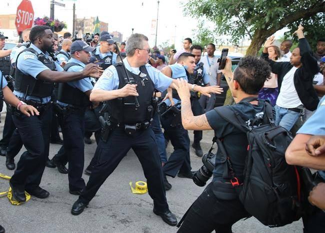 تیراندازی و درگیری با پلیس در شیکاگو/ عامل حادثه کشته و چند افسر پلیس مجروح شدند