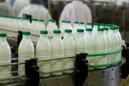 ستاد تنظیم بازار با افزایش قیمت خرید شیرخام موافقت کرد/ تلاش وزیر جهادکشاورزی برای افزایش بیشتر قیمت شیرخام