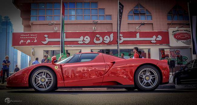 گشتی در فضای نمایشگاه دیلز آن ویلز که مالکیت آن متعلق به محمدرضا عبدالله یکی از تجار مشهور دوبی است، خبر از حضور اتومبیل 1.4 میلیون دلاری پورشه 918، فراری انزو 1.9 میلیون دلاری و مک لارن F1 با قیمتی 1.7 میلیون دلار میدهد.