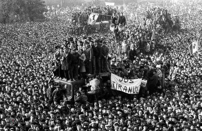 1989- انقلاب رومانی
در جریان انقلاب ضد کمونیستی سال 1989، تظاهرکنندگان در مقابل ستاد حزب کمونیست در بخارست گرد هم آمدند.

 