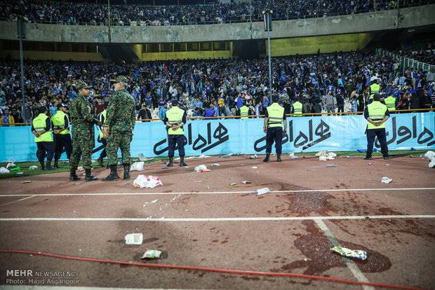 شعار هواداران استقلال علیه وزیر ورزش و بازیکن پرسپولیسی پیکان!