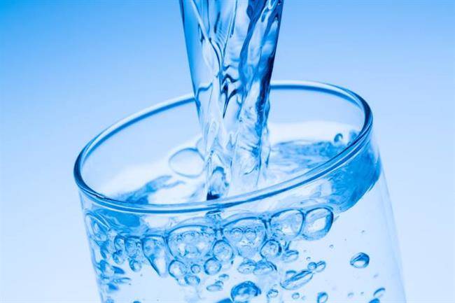 برای درمان یبوست چه بخوریم - آب بیشتری بنوشید