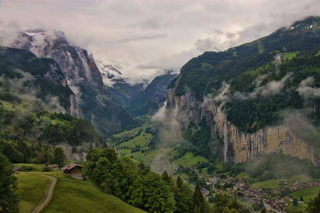 دره لوتر برانن در سوئیس (lauterbrunnen valley in switzerland)