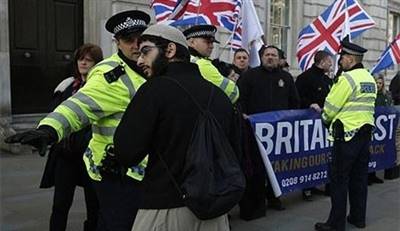 مسلمانان در انگلیس تحت فشار هستند/جرایم نفرت انگیز علیه مسلمانان روبه افزایش است