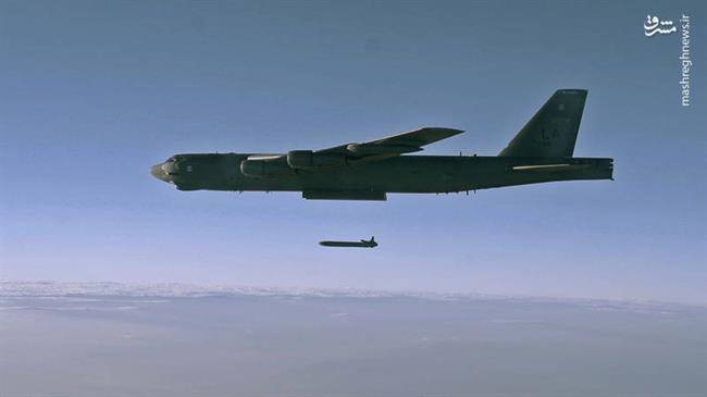 موشک AGM-86 در حال پرتاب از بمب افکن B-52
