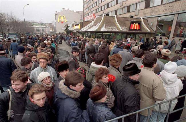 1990- افتتاح اولین شعبه مک‌دونالد در شوروی
در روز افتتاح نخستین رستوران مک‌دونالد در میدان پوشکین روسیه، صدها نفر روبرویش صف کشیدند؛ 31 ژانویه