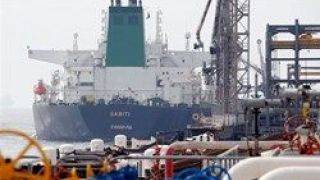 بلومبرگ؛ هند در برابر معافیت از تحریم واردات نفت از ایران را نصف می‌کند