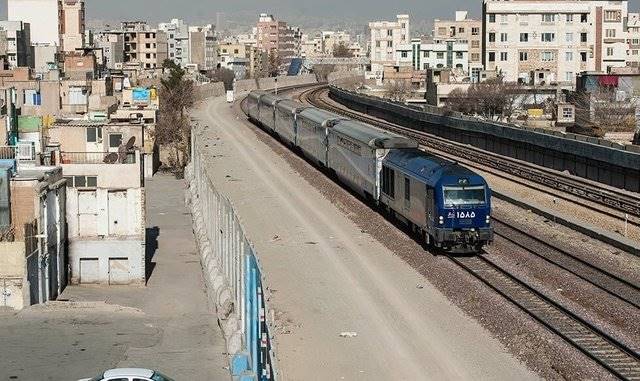 گویی راه‌آهن کرج از حیاط خانه شان می‌گذرد