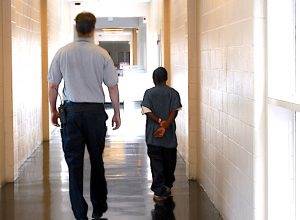 بازداشت 70 هزار دانش‌آموز آمریکایی در یک سال تحصیلی به دلایل غیر مجرمانه/حضور پلیس در مدارس آمریکا در کنار سیاست تحمل صفر کودکان بسیاری را روانه زندان می‌کند