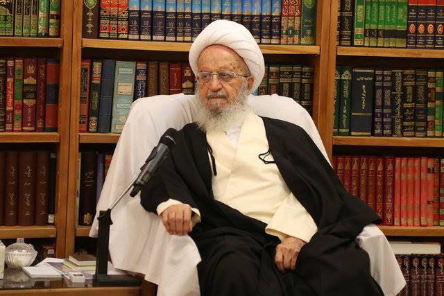 نظر آیت‌الله مکارم درباره حضور بانوان در ورزشگاه‌ها
