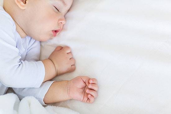 کودک‌ در هر سنی چقدر باید بخورد و بخوابد!
