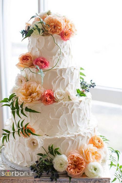مدل کیک عروسی با روکش خامه بسیار زیبا و گل های طبیعی
