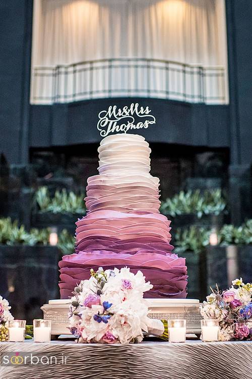 کیک عروسی با روکش خامه بنفش